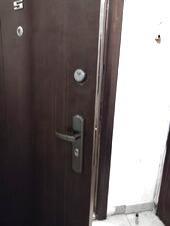 Фото 6: Замена дверного замка в железную дверь. Ставим защелку.